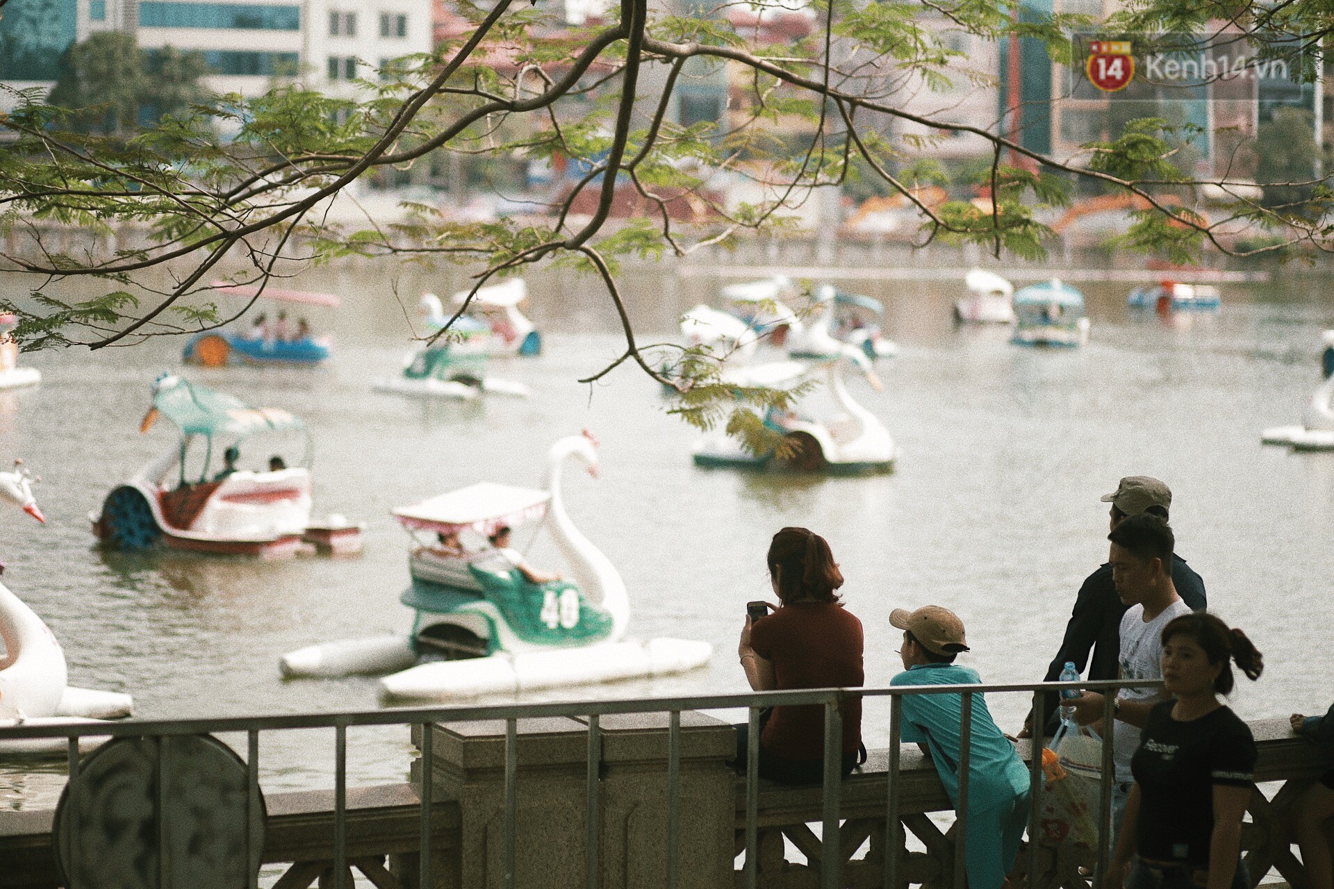 Nghỉ lễ 30/4, người dân Hà Nội đổ xô đến Công viên Thủ Lệ vui chơi, nằm trên bãi cỏ trốn nóng